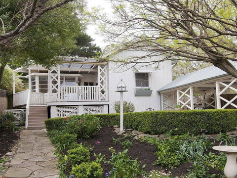 Hollyoak Cottage - Delightful, Ducks And Doileys! - Dalby Accommodation 0