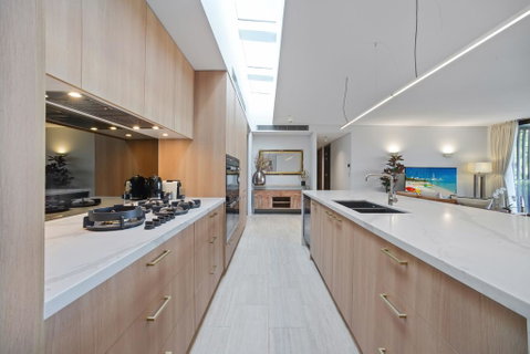 HomeHotel Ultra Luxurious 3 Bedroom Penthouse. - Dalby Accommodation 1