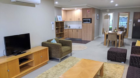 Jewel In The Crowne - Dalby Accommodation 2