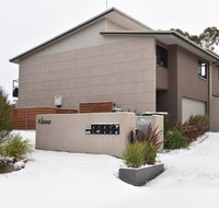 Khione 1 - Modern  spacious with views towards Lake Jindabyne  the mountains beyond - Dalby Accommodation