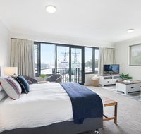 King size studio with water view walk to the city - Dalby Accommodation