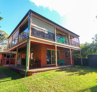 Kingfisher LakeHouse - Dalby Accommodation