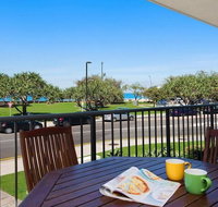 Kings Beach Ocean Front Views Private Balcony overlooking Kings Beach - Dalby Accommodation