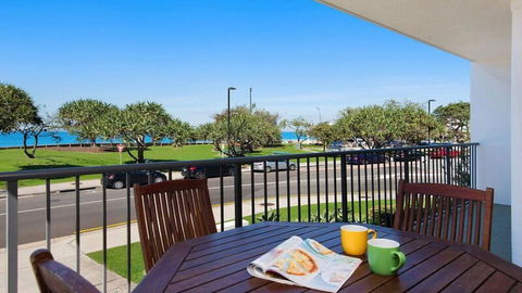 Kings Beach Ocean Front Views Private Balcony Overlooking Kings Beach - Dalby Accommodation 0
