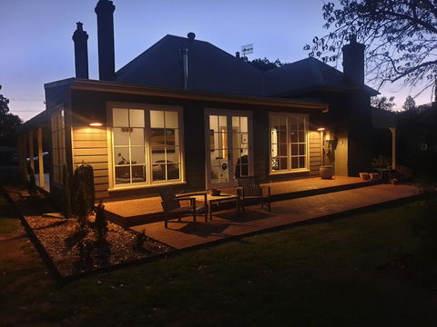 Kings Cottage Uralla - Dalby Accommodation 1