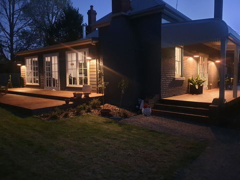 Kings Cottage Uralla - Dalby Accommodation 2
