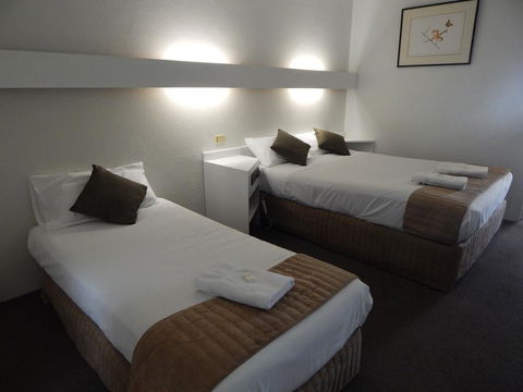 Kingston Lobster Motel - Dalby Accommodation 1