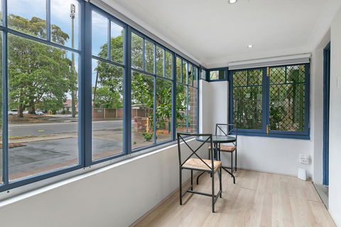 KOZYGURU ARNCLIFFE SYDNEY AIRPORT RENOVATED COTTAGE 3 BED HOUSE NAR232 - Dalby Accommodation 2