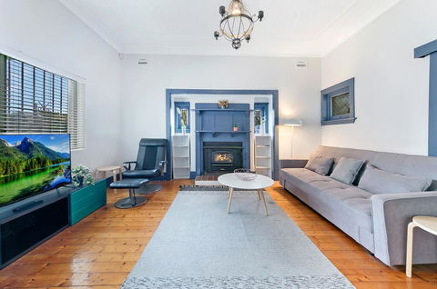 KOZYGURU ARNCLIFFE SYDNEY AIRPORT RENOVATED COTTAGE 3 BED HOUSE NAR232 - Dalby Accommodation 0