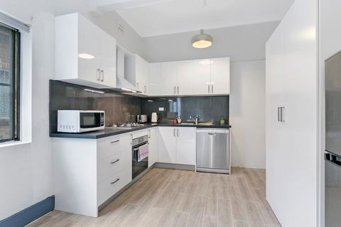KOZYGURU ARNCLIFFE SYDNEY AIRPORT RENOVATED COTTAGE 3 BED HOUSE NAR232 - Dalby Accommodation 1