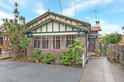 KOZYGURU ARNCLIFFE SYDNEY AIRPORT RENOVATED COTTAGE 3 BED HOUSE NAR232 - Dalby Accommodation 3