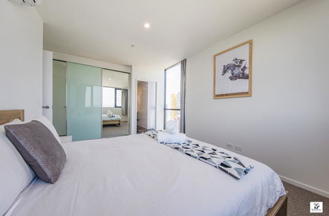 KOZYGURU BROADBEACH AMAZING VIEW 2 BED APT + FREE PARKING WALK TO BEACH QBR004 - Dalby Accommodation 2