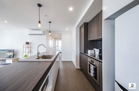 KOZYGURU BROADBEACH AMAZING VIEW 2 BED APT + FREE PARKING WALK TO BEACH QBR004 - Dalby Accommodation 3