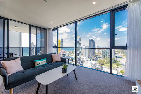 KOZYGURU BROADBEACH AMAZING VIEW 2 BED APT + FREE PARKING WALK TO BEACH QBR004 - Dalby Accommodation 0