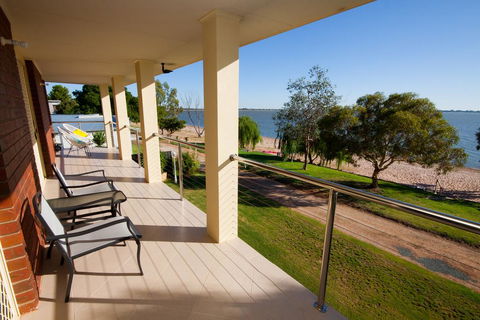 Lake Boga Waterfront Holiday House - Dalby Accommodation 1