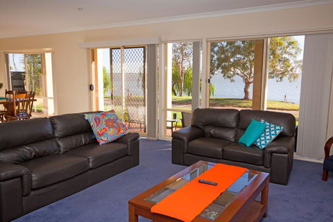 Lake Boga Waterfront Holiday House - Dalby Accommodation 2