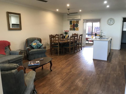 Lake Breeze - Dalby Accommodation 3
