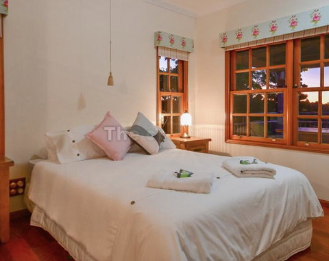 Lakefront Holiday Villa - Dalby Accommodation 2