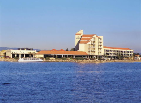 Lakes Hotel - Dalby Accommodation 0