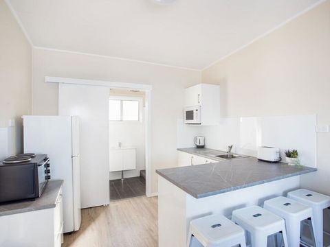 Lakeside Flats 2 Fresh New Look - Dalby Accommodation 2