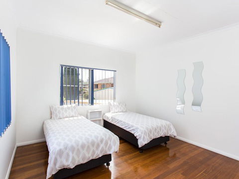 Lakeside Retreat - Dalby Accommodation 1
