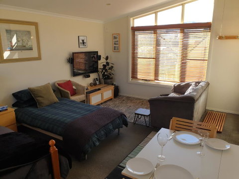 Lakeside Studio - Dalby Accommodation 2