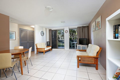 Levuka Unit 4, 14 Moreton Pde. Kings Beach - Dalby Accommodation 3