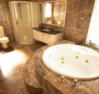 Luxuary self-contained living with Spa. - Dalby Accommodation