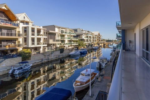 Luxurious Mandurah Marina Apartment - Dalby Accommodation 0