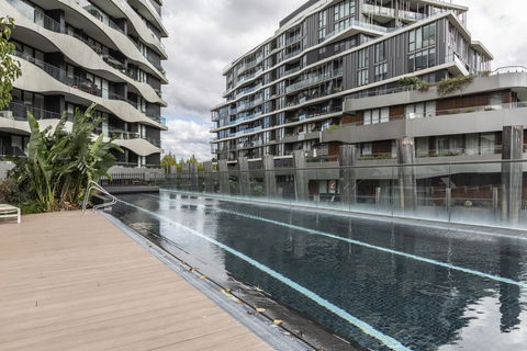 LUXURIOUS RIVERSIDE RESORT STYLE APARTMENTPOOLSPAGYMROOFTOP WITH CITY VIEWS - Dalby Accommodation 2