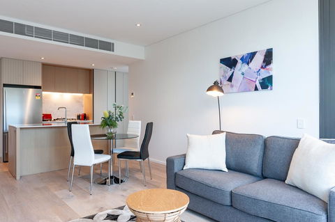 LUXURY APARTMENT / / MOMENTS TO LANE COVE VILLAGE - Dalby Accommodation 3