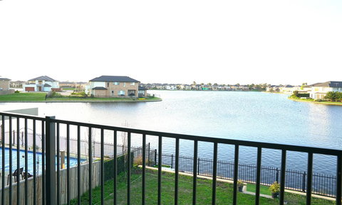 Luxury Waterfront Villa In Sanctuary Lakes - Dalby Accommodation 2