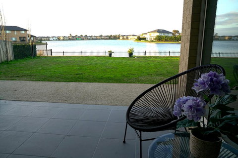 Luxury Waterfront Villa In Sanctuary Lakes - Dalby Accommodation 1
