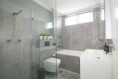 Main Stay 8, 1 Main Street - Dalby Accommodation 3