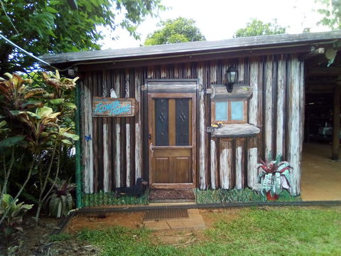 Mena Creek Flower House - Dalby Accommodation 1