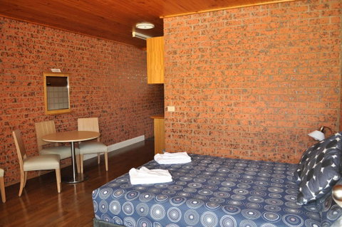 Merrijig Motor Inn - Dalby Accommodation 1