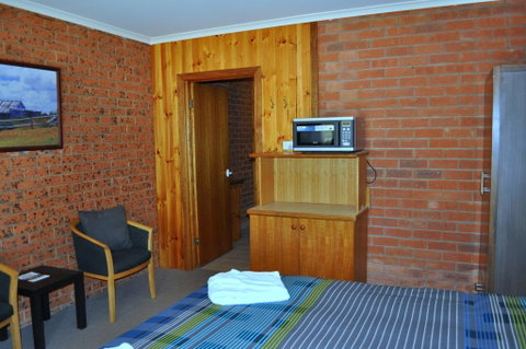 Merrijig Motor Inn - Dalby Accommodation 2