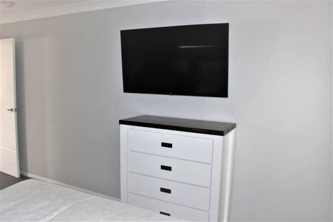 Michael's Place: Brand New Unit Close To Uni & CBD - Dalby Accommodation 3