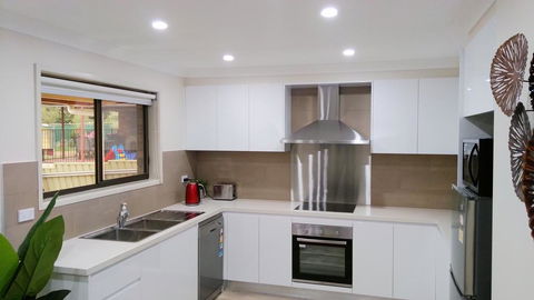 Modern 4-Bedroom House On Cunningham Near Singleton CBD Hunter Valley - Dalby Accommodation 2