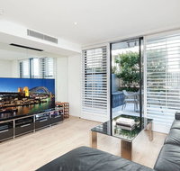 Modern Bronte Apt. w/ Ocean Views Just Minutes Walk to Beach - Dalby Accommodation