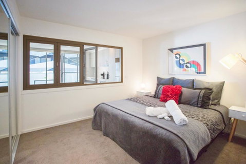 Modern Executive Apartment @ Braddon, 1BR, Wine, Wifi, Secure Parking, Canberra - Dalby Accommodation 2