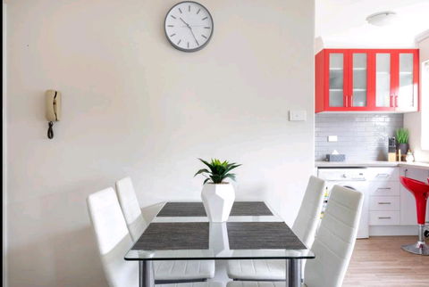 Modern St Kilda East Apartment - Free Parking - Dalby Accommodation 1