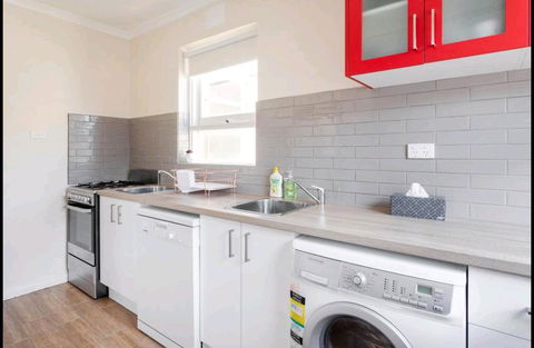 Modern St Kilda East Apartment - Free Parking - Dalby Accommodation 2