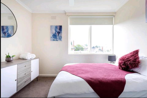 Modern St Kilda East Apartment - Free Parking - Dalby Accommodation 0