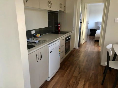 Modern Unit Near To Surfers Paradise - Dalby Accommodation 2