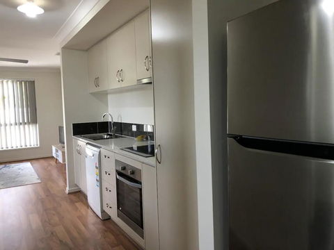 Modern Unit Near To Surfers Paradise - Dalby Accommodation 3