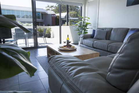 Mollymook Luxury Beachfront Apartment 3 - Dalby Accommodation 3