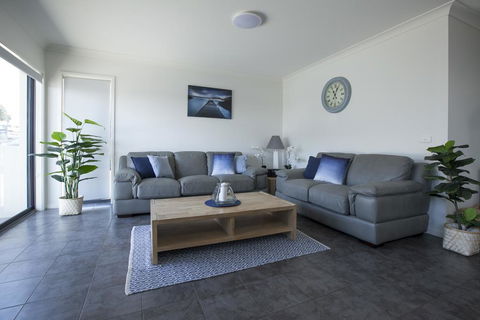 Mollymook Luxury Beachfront Apartment 3 - Dalby Accommodation 2