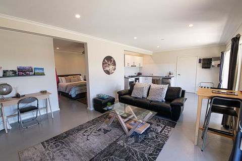 Mortimers Wines - The Vines Studio - Dalby Accommodation 2