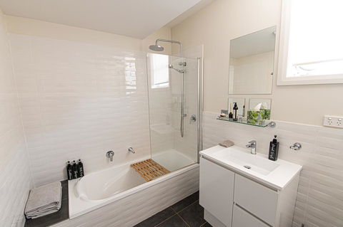 Mortimers Wines - The Vines Studio - Dalby Accommodation 3